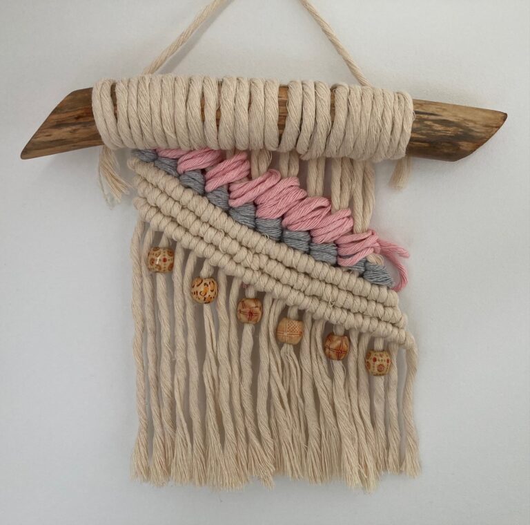 Niewielka makramka z koralikami w stylu boho na naturalnym, recznie przygotowanych drążku