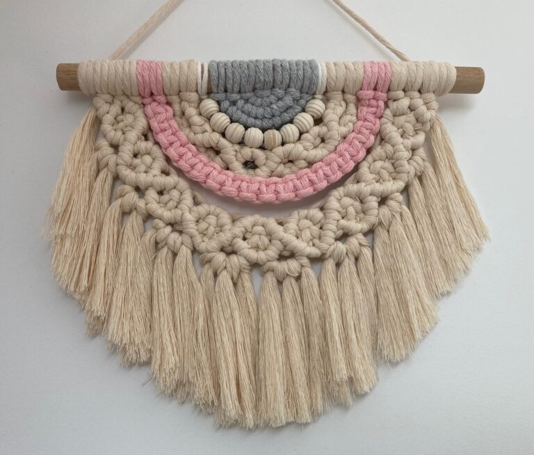 Urocza mala makramka z kolorowymi wstawkami i drewnianymi koralikami