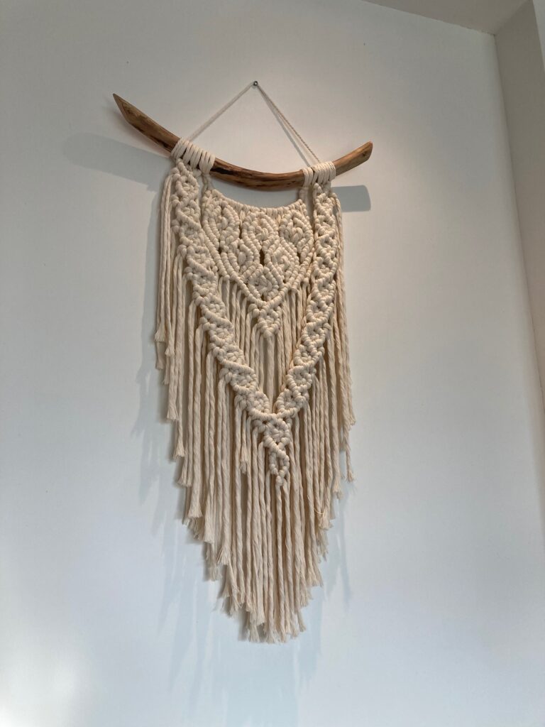 Makrama ścienna w kolorze ecru z misternym, ręcznie wykonanym splotem