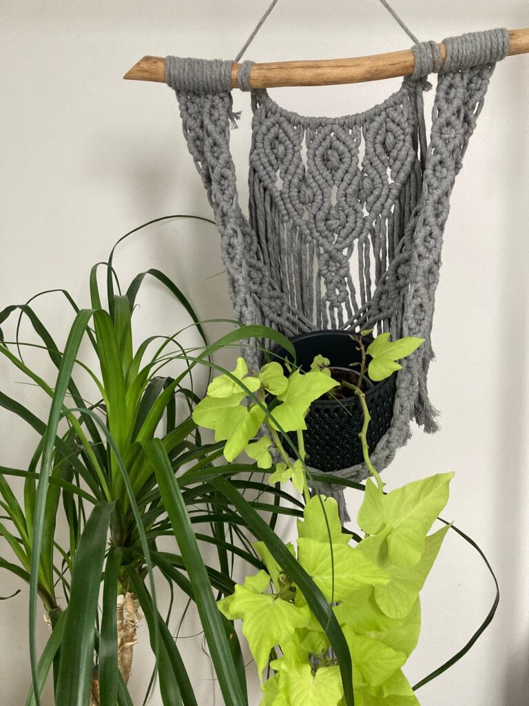 Piękny ręcznie robiony makramowy kwietnik w odcieniach szarości