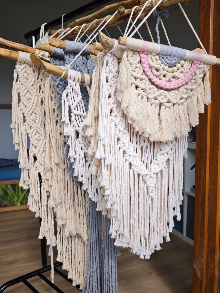 Makramy boho na wieszaku – różne sploty i kształty