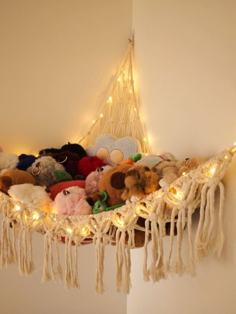 Hamaku makramowy handmade z półką na dekoracje, wykonany ze sznurka bawełnianego